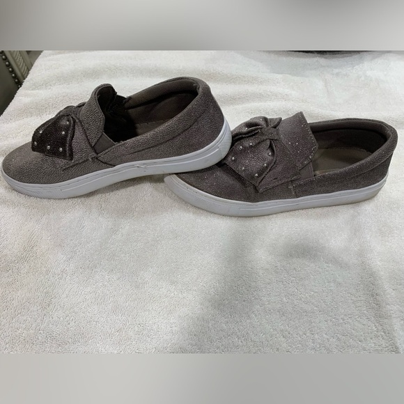 Isaac Mizrahi Live SOHO Velvet Studded Bow Sneaker Taupe size 8M - Picture 2 of 5